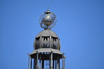 metalowa kopuła motyw orła i globu ziemi z orbitami © Miroslaw