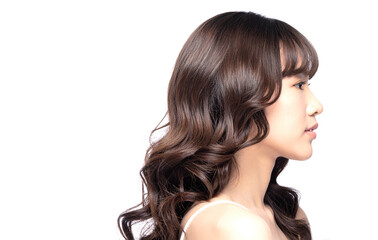 美しいカールヘアが印象的な若い女性の横顔