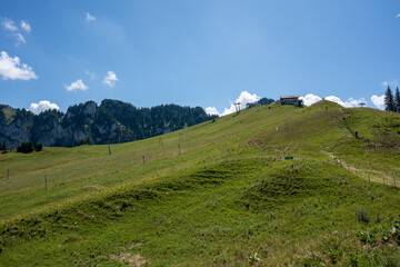 Naklejka premium Magnifique promenade au cœur du patrimoine gruérien qui vous conduit sur les hauteurs de Charmey : Vounetz. 
