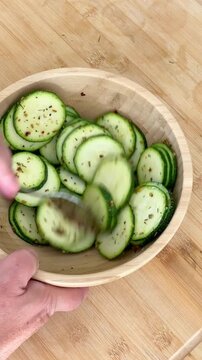 Zucchini in einer Sch&uuml;ssel marinieren