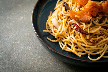 stir-fried spaghetti with salmon and dried chilli