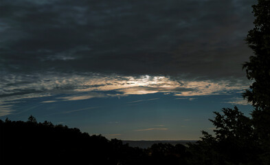 Starker Abendhimmel, dunkle Wolken