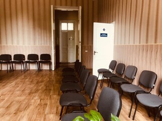 Seating arrangement in a waiting area of an office
