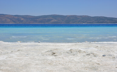 Fototapeta premium Turquoise Lake and Mountains Under a Clear Blue Sky