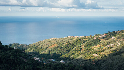 Paysage de Lavagna. Littoral de Ligurie en Italie. C&ocirc;te m&eacute;diterran&eacute;enne. Colline et mer m&eacute;diterran&eacute;e. 