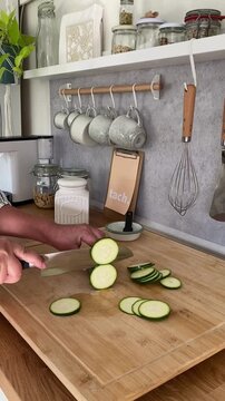 Zucchini in Scheiben schneiden