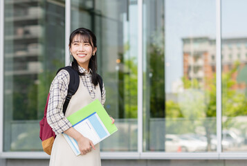 キャンパスを歩く女子大学生【撮影協力：スカパー東京メディアセンター】