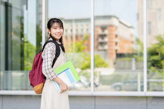 キャンパスを歩く女子大学生【撮影協力：スカパー東京メディアセンター】