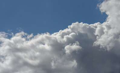 Wolkenbilder, sanfte weiche Wolken blauer Himmel, wie in Wolken gebettet