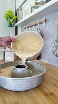 Kuchenteig in eine Kuchenform f&uuml;llen