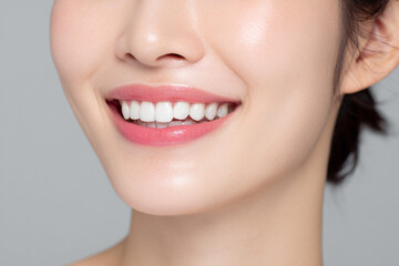 Obraz premium 笑顔できらめく綺麗な肌と白い歯を見せる日本人女性美人モデルの接写写真。オーラルケア、スキンケア、コスメ広告用。