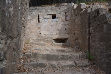 Hyères - Accès aux douves du château fort médiéval du seigneur Pons de Fos