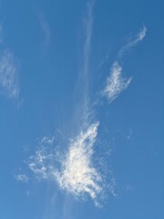 Niebo z chmurami ciekawe wzory 