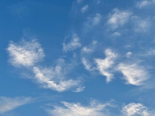 Niebo z chmurami ciekawe wzory 