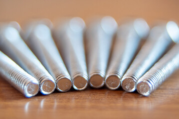 Macro di bulloni disposti a ventaglio su legno