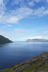 F&auml;r&ouml;er Inseln bei blauem Himmel