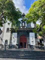 Fototapeta premium Stadtspaziergang durch Funchal auf Madeira: die Seilbahn, der Hafen mit Mole, der Kirche Igreja do Socorro, dem Fort Forte de São Tiago und der Kathedrale Sé Catedral de Nossa Senhora da Assunção