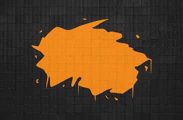 Oranger Farbklecks auf schwarzer gekachelter Wand
