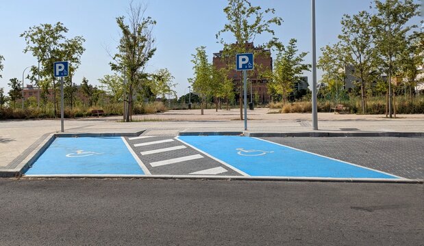 Dos espacios reservados para veh&iacute;culos con conductores discapacitados, en una calle de Madrid 