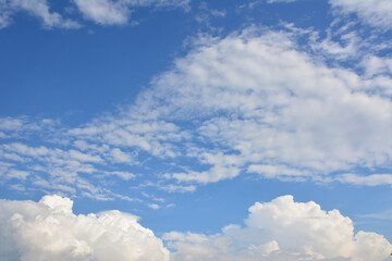 Obraz premium Blue sky with puffy white clouds sky background