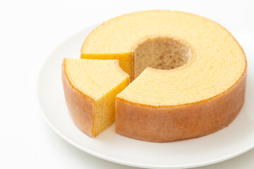 カットしたバウムクーヘン　白バック