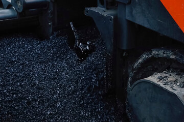 Preparation of asphalt from, crushed stone and bitumen resin.