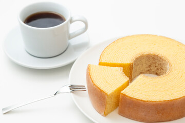 バウムクーヘンとコーヒー　白バック