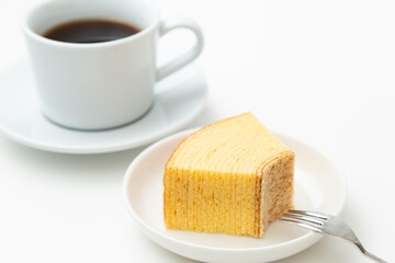 カットしたバウムクーヘンとコーヒー　白バック