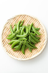 笊にのったスナップエンドウ　白バック
