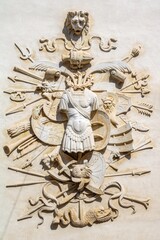 ferrara, italien - wappen an einer alten hausfassade