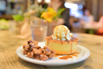 アイスが乗った分厚いパンケーキ