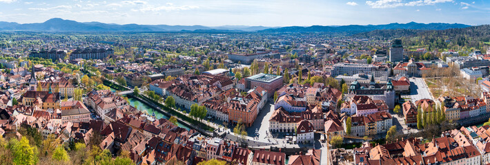 Espectacular vista panorámica de la ciudad de Liubliana obtenida desde un mirador del castillo, en...