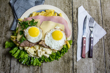 Chivito al plato on the table