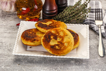 Georgian cuisine - Corn bread Mchadi