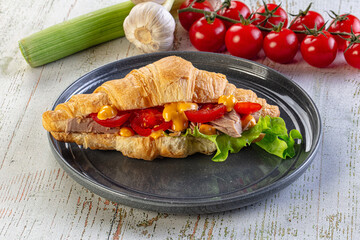 Croissant with tuna, tomato and salad