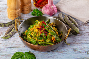 Steamed green beans with egg scramble