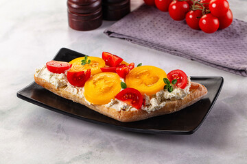 Bread with cream cheese and tomato