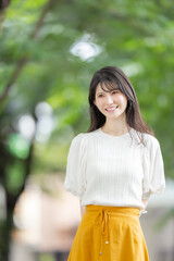Naklejka premium 女性 新緑 緑 笑顔