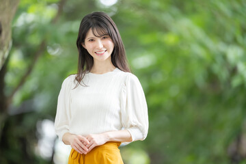 女性　新緑　緑　笑顔