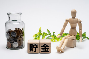 貯金について考えるデッサン人形