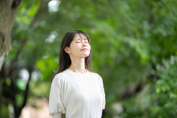 女性　新緑　緑　スキンケア