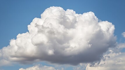 Naklejka premium Fluffy cumulus cloud in blue sky, embodying peace and vastness of summer