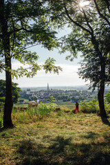 Touriste photographiant Meursault. Tourisme en Bourgogne. Vacances en Côte d'Or. Vignoble...