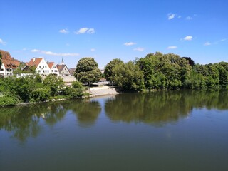 Obraz premium Lauingen an der Donau mit Donaustrand und Brücke bei Sonnenschein und blauem Himmel, Enten und Gänse füttern