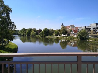 Lauingen an der Donau mit Donaustrand und Brücke bei Sonnenschein und blauem Himmel, Enten und...