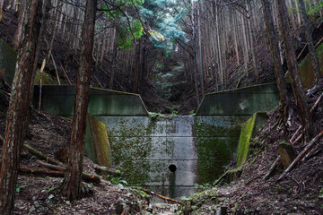 山中に築かれた砂防堰堤