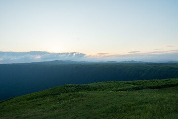 夕暮れの大観峰の草原
