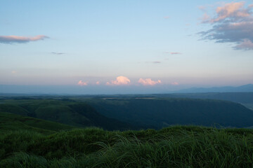 大観峰から眺める夏の夕暮れの外輪山の山並み