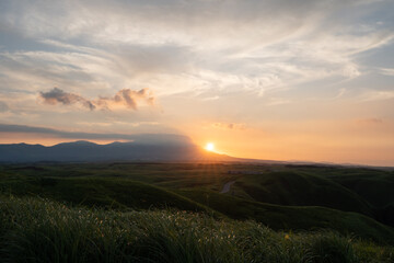大観峰から眺めるくじゅう連山、外輪山の山並みと日の出