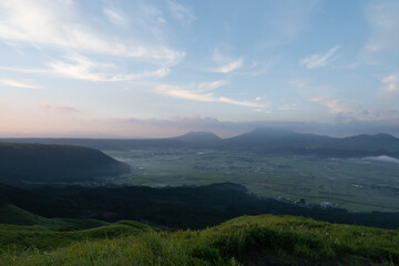 Obraz premium 大観峰から眺める北外輪山と阿蘇五岳の山並みと阿蘇谷